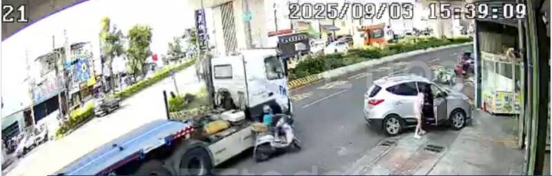 高雄7旬老婦騎機車閃違停車 遭拖板車撞傷