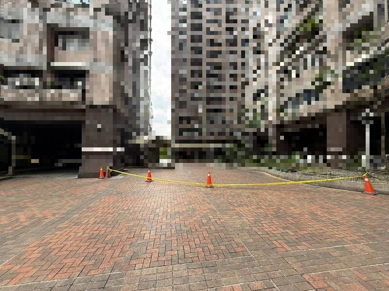 新北市汐止區某大型社區，今天上午發生20歲男子從高處墜樓案件。（記者林嘉東翻攝）