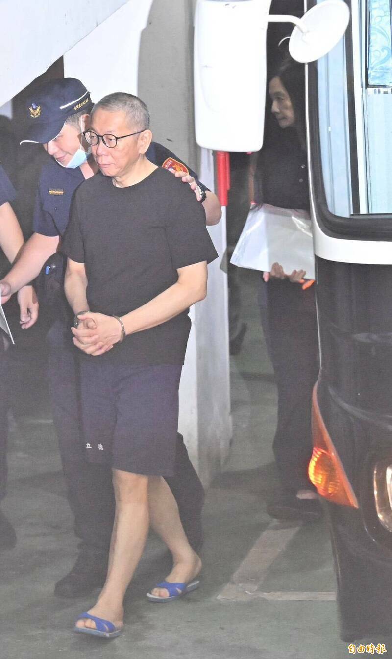 自比朝廷欽差要犯！柯文哲曝床靠近馬桶太臭  數度淚灑法庭