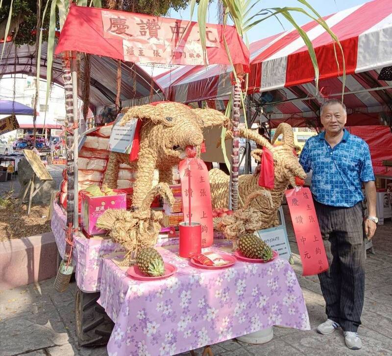 爐主草編供品慶中元 稻草化身神豬、羊展現環保創意