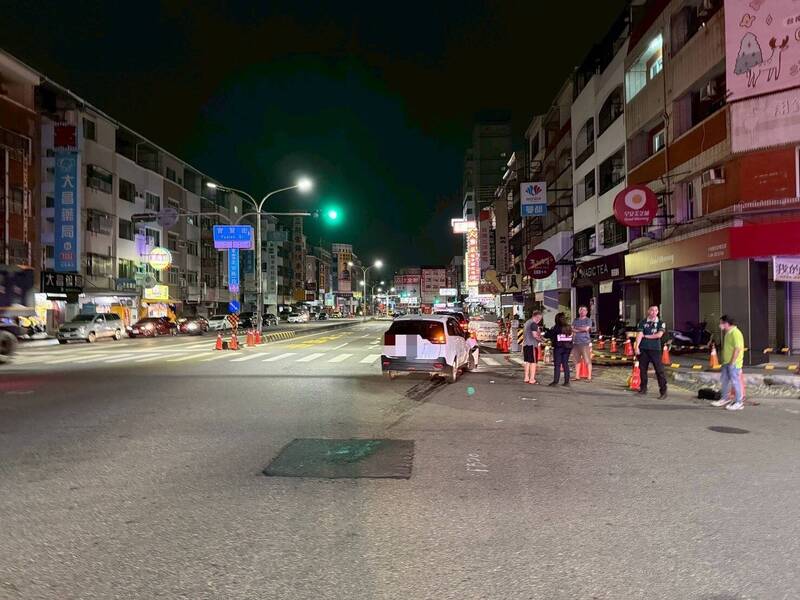 北安路口凌晨，62蔡男自小客救相撞，面示救笛仍被撞，所幸方酒，事故原因仍待警方查。（民提供）