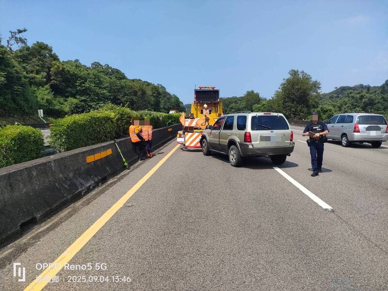 道一北向120.8公里苗栗造路段，今（4）日下午1多，生一休旅於道追撞前方施工撞事故。（由警方提供）