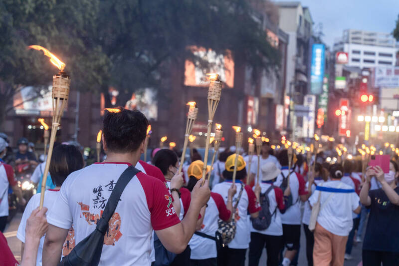 竹塹中元城隍祭查夜暗訪場面壯觀。（市府提供）