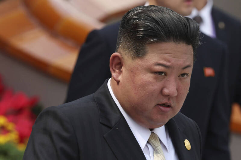 怕DNA外洩？ 俄記者直擊北韓人員狂擦金正恩接觸物