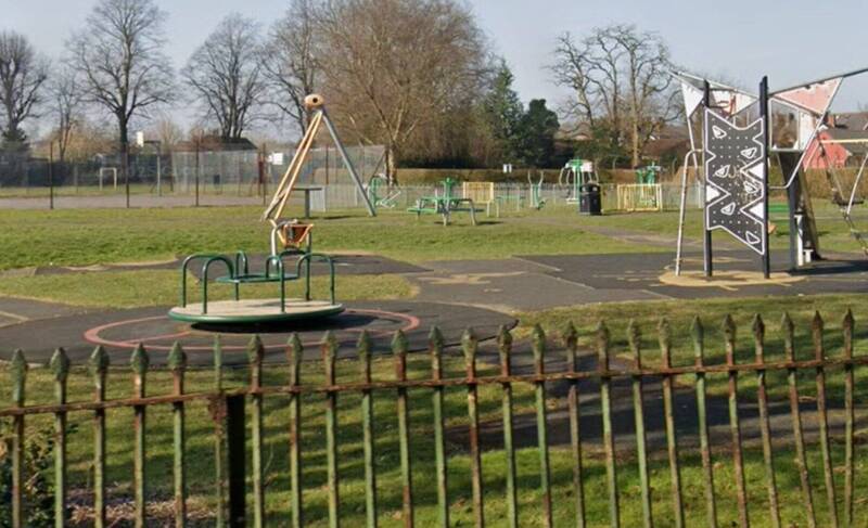 英國公園驚傳憾事 12歲男童玩旋轉設施墜落重摔亡