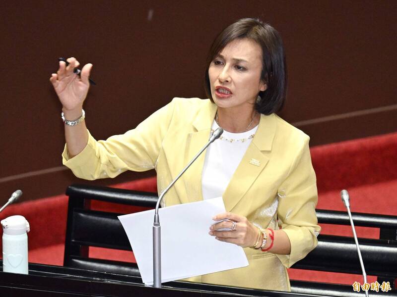 邱議瑩持紙扇真「打臉」羅智強 妨害名譽起訴