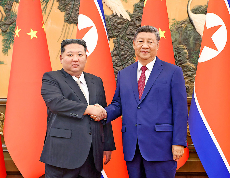 正在北京访问的朝鲜最高领袖金正恩,继3日与俄罗斯总统普京举行会谈后,4日晚间也与中国国家主席习近平会谈,这是中朝两国领袖时隔6年再度会谈。 新华社报道,习近平表示,愿与朝方加强高层交往和战略沟通,开展各领域务实合作。 金正恩则说,朝方将继续在台湾、西藏、新疆等涉及中国核心利益的问题上,坚定支持中国维护国家主权和领土完整,并感谢中方长期以来给予支持和帮助。 专家指出,金正恩试图藉由此次访华行程,与平壤两大盟友迈向「正式化」关系,进一步在国际舞台扮演更重要的角色。 (路透)
