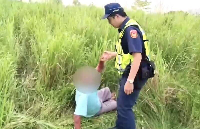 翁在100公尺草被。（中埔警分局提供）