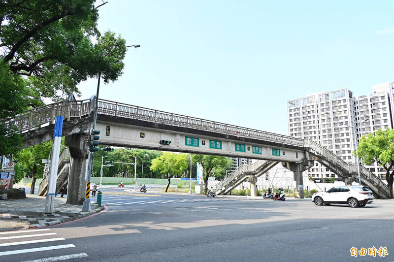 高雄楠梓R20捷運聯開案旁 和平天橋使用率低將退場拆除