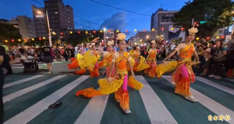鷄籠中元祭放水燈花車大遊行 基隆嘉年華會宛若不夜城