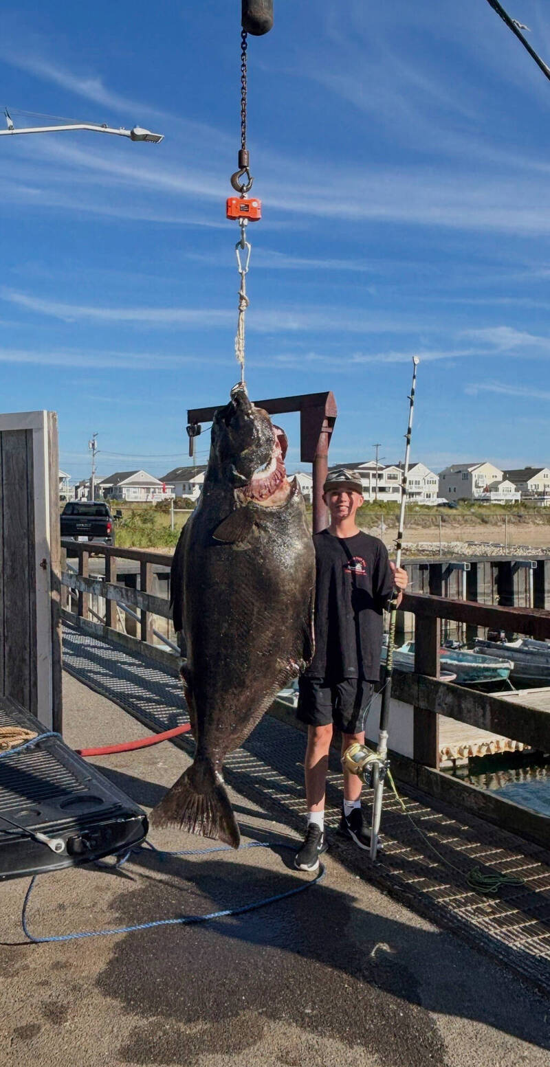 驚呆！美13歲少年釣到80公斤大魚 可能創世界紀錄