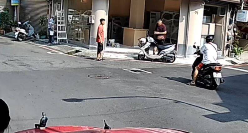 「助攻」撞翻銀樓搶匪！台南騎車阿北錯愕呆住 網看影片笑翻