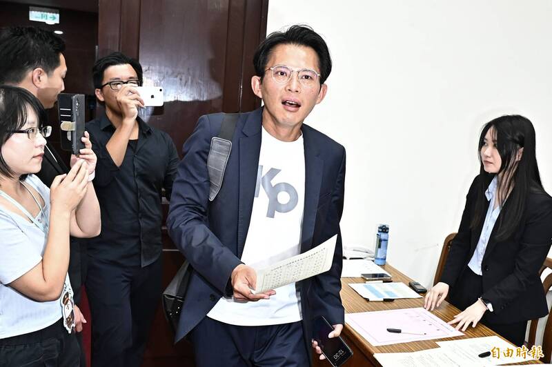 北院裁定柯文哲7000萬交保黃國昌疑「神隱」！四叉貓：出國去了？