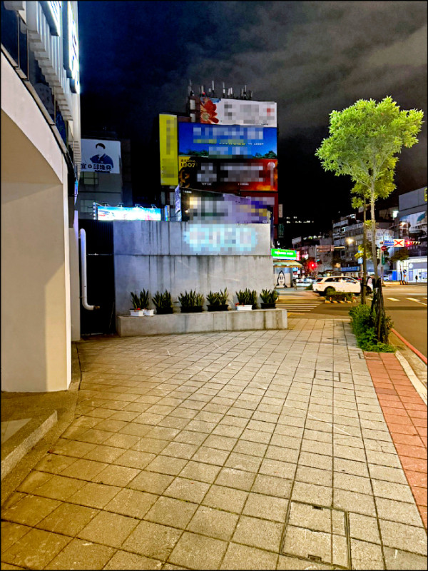 醫院水泥牆 民怨擋道遲未拆