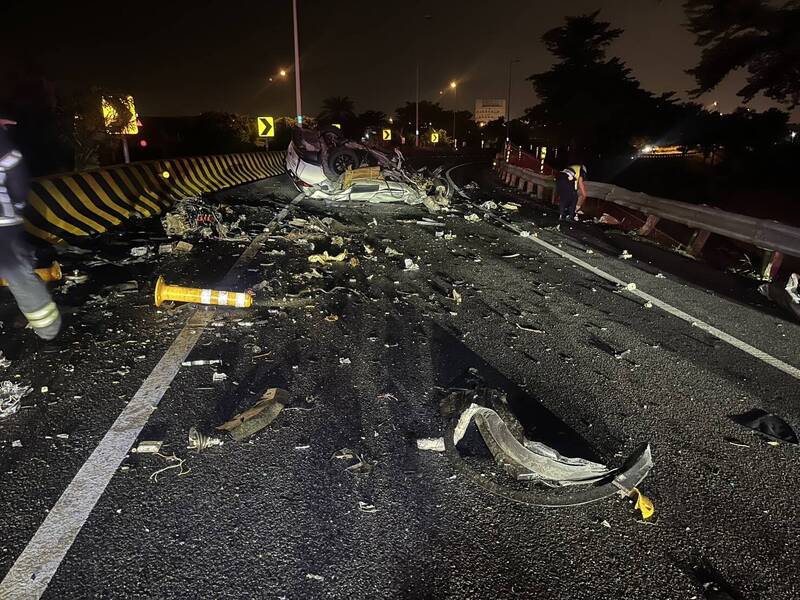 轎車高速撞擊屏東九如交流道匝道護欄，零件四散。（第五公路警察大隊提供）