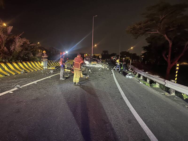 轎車高速撞擊九如交流道匝道護欄翻覆。（第五公路警察大隊提供）
