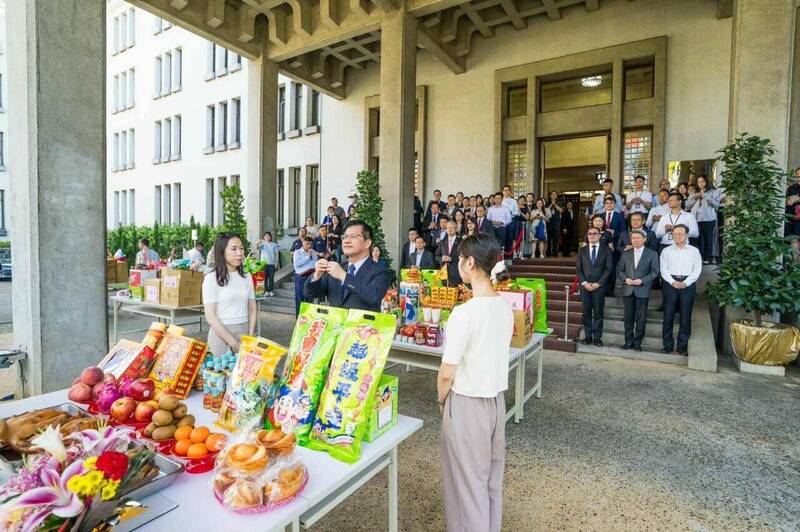 外交部普度友邦供品參祭 異國好料加外幣紙錢超澎湃