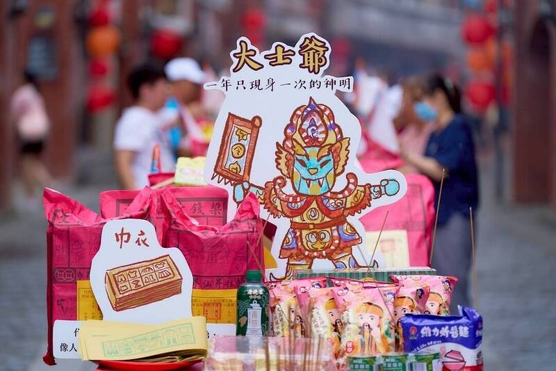 宜蘭傳藝重現上百桌街普文化 12尺高大士爺糊紙神像坐鎮