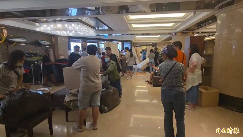 鮪魚家族飯店屏東館清倉大拍賣,許多民眾前往搶購。(記者葉永騫攝) 鮪魚家族飯店屏東館清倉大拍賣,許多民眾前往搶購。(記者葉永騫攝)