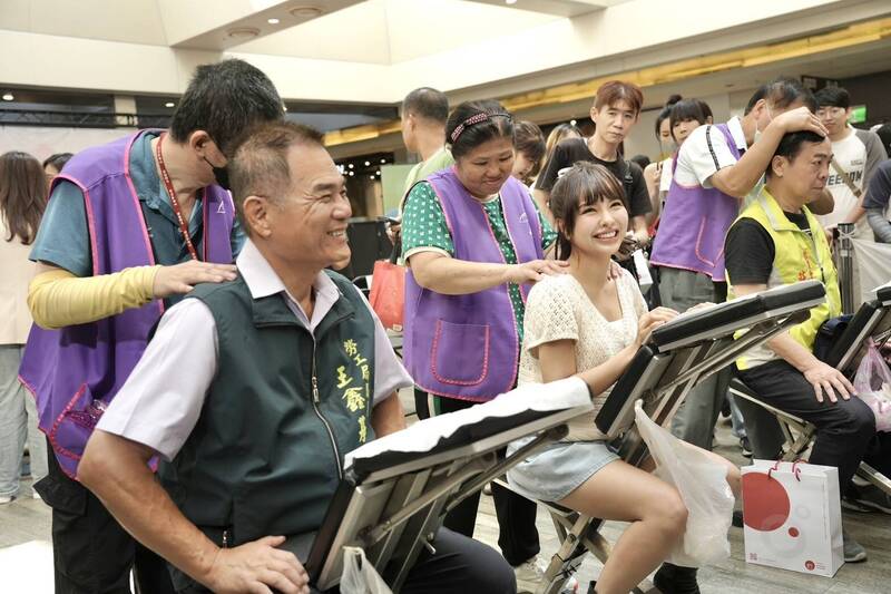 藝人徐凱希（中）與南市勞工局長王鑫基（左）呼籲民眾支持視障按摩師。（南市府勞工局提供）