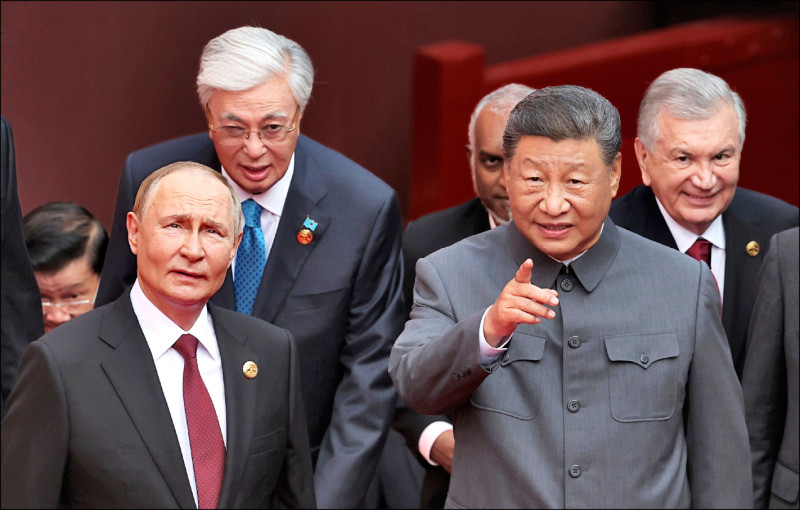 中英對照讀新聞》Hot mic picks up Putin and Xi discussing organ transplants and immortality熱麥克風捕捉到普廷和習近平討論器官移植與永生