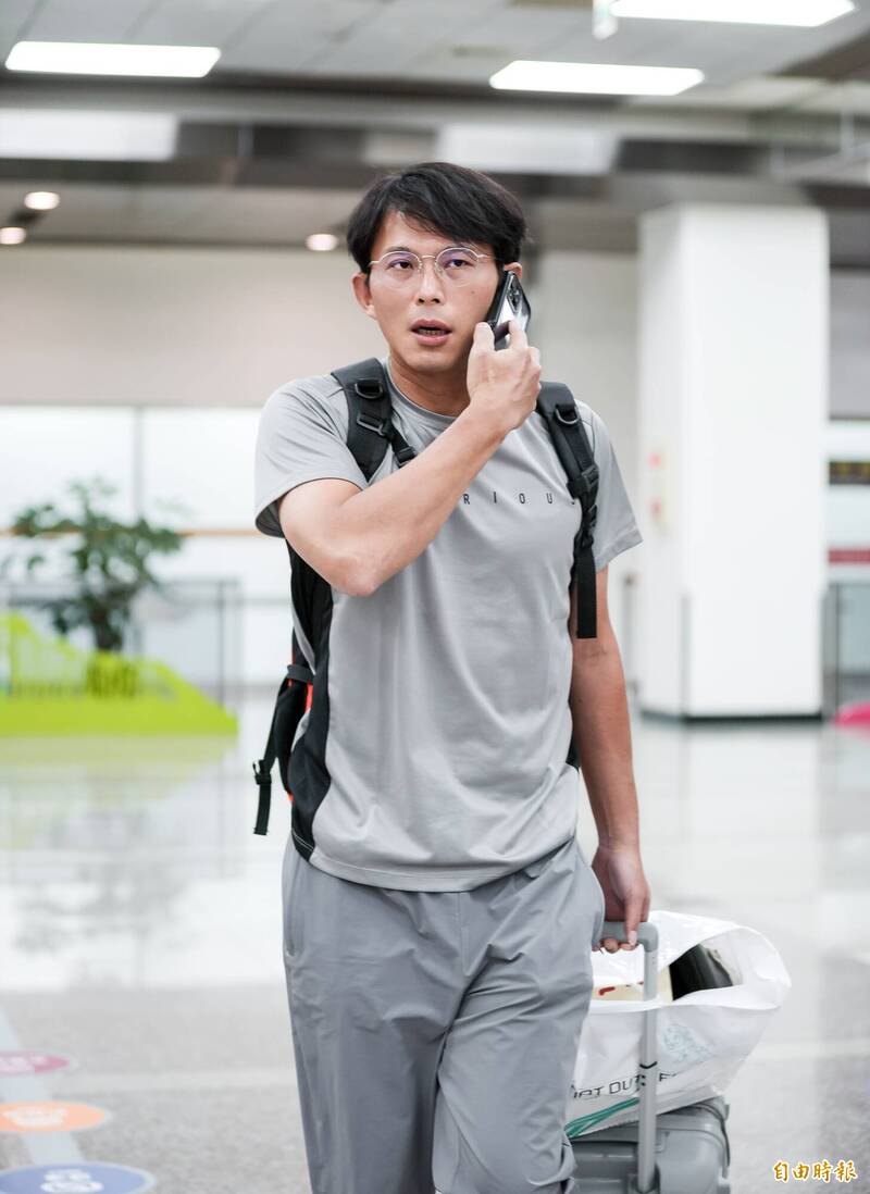 黃國昌返抵台灣。（記者王文麟攝）