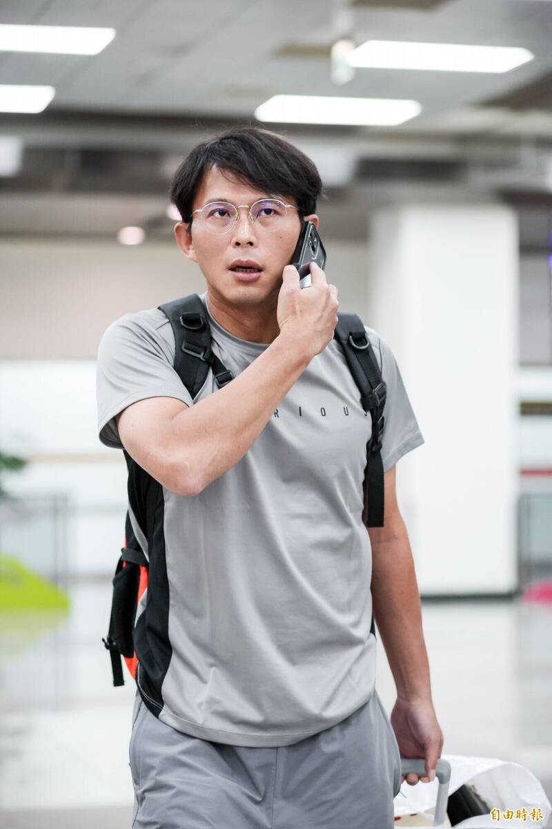 民眾黨主席黃國昌從日本返台，在松山機場入境。（記者王文麟攝）