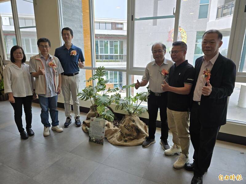 高雄農改場新品種 莫蘭迪色火鶴、斑葉龜背芋亮相屏東農業物產館