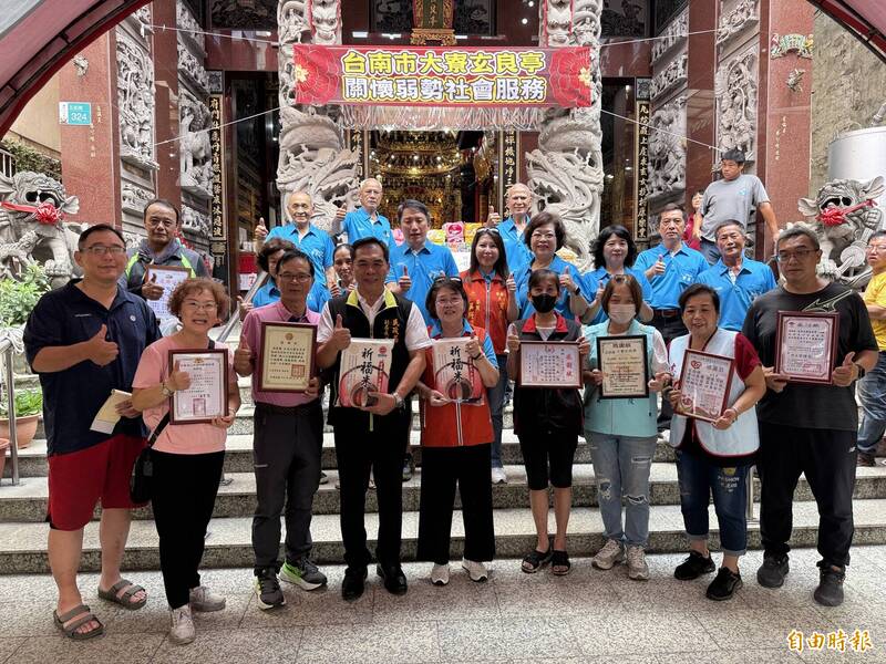 台南市區大寮玄良亭撙節逾70萬元的中元普度物資捐助台南、高雄8個公益、弱勢團體。(記者王俊忠攝) 台南市區大寮玄良亭撙節逾70萬元的中元普度物資捐助台南、高雄8個公益、弱勢團體。(記者王俊忠攝)