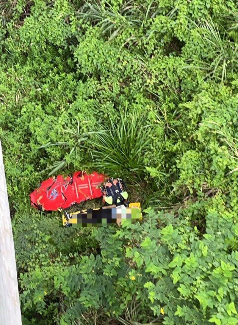 消防人員到橋面下展開救援。（消防局提供）
