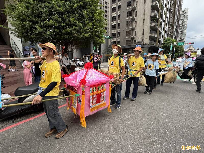 桃園客家義民祭挑擔踩街 20隊伍拚創意比吸睛 - 生活 - 自由時報電子報