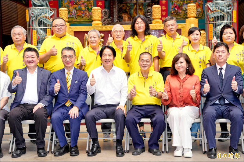 民進黨昨由兼黨主席的總統賴清德領軍，啟動全國22縣市巡迴座談，首站來到基隆七堵慶濟宮參拜並與地方黨公職閉門會議。（記者陳逸寬攝）