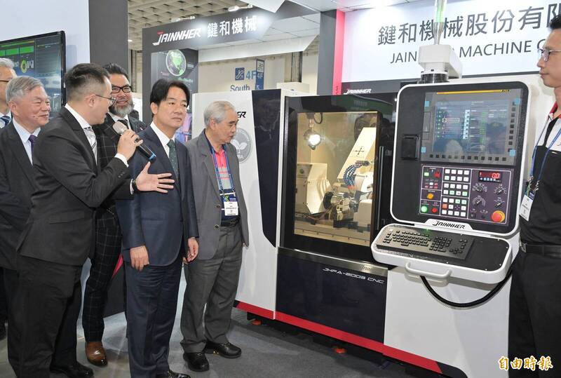 對於傳統產業的發展，賴總統提出除了要協助業者因應美國對等關稅衝擊，還希望推動中小微型企業轉型、數位化及淨零，圖為賴總統在去年副總統任內參觀台灣國際工具機展的畫面。（記者田裕華攝）