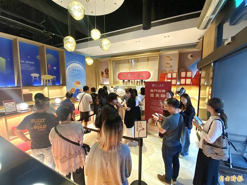 再過1個月就是中秋節，台中不二糕餅已湧現人潮。（記者黃旭磊攝）