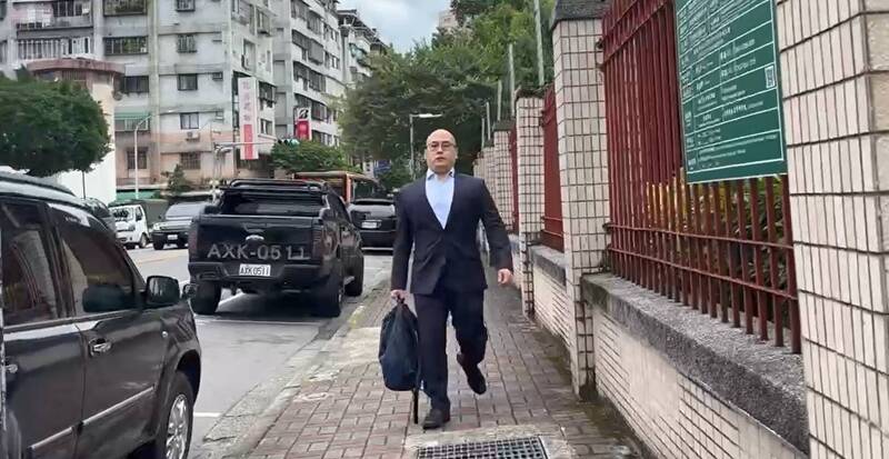 柯文哲交保》律師團9:00律見 看守所外小草相挺