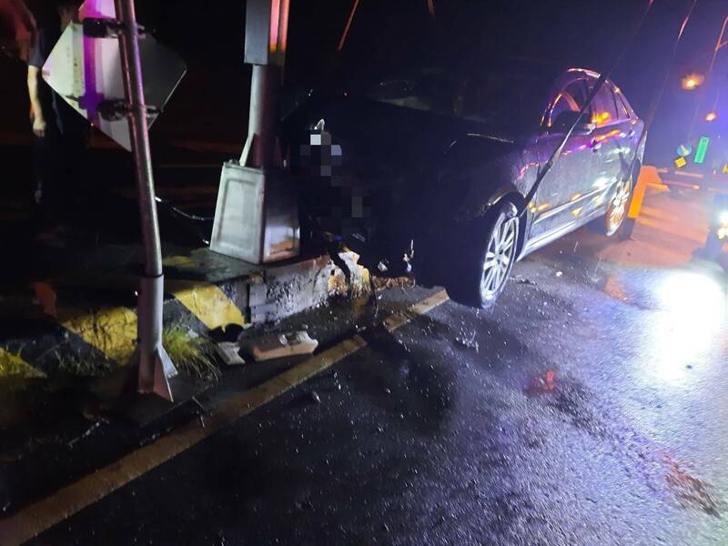 苗栗轎車雨夜失控「騎上」分隔島 3人掛彩送醫