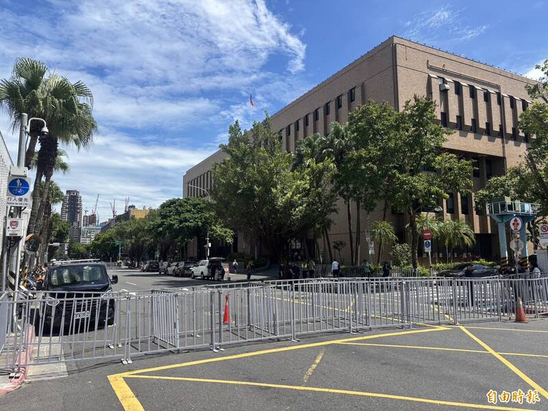 柯文哲交保》警在北檢外架設護欄、管制交通 部署百人
