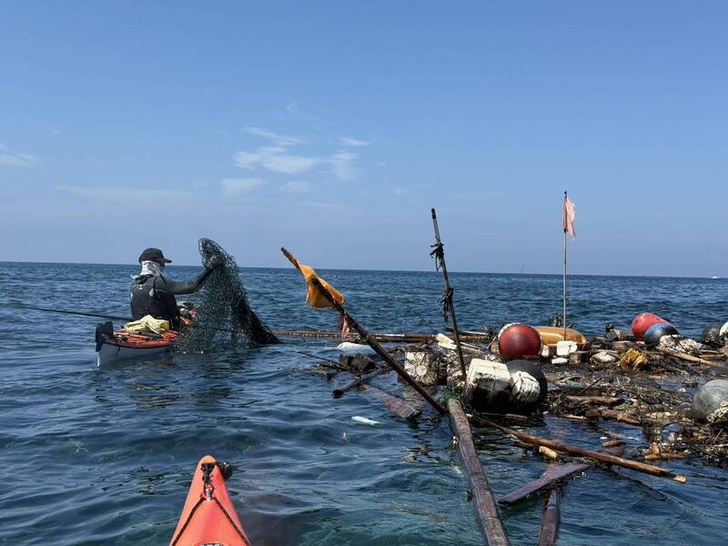 獨木舟環島順手撿拾海廢 解決機動船無法到達海洋死角問題