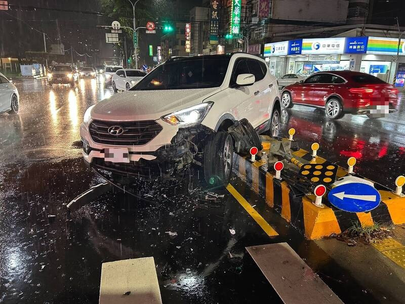 天雨路滑？ 台中豐原2小時2轎車自撞同一行人庇護島
