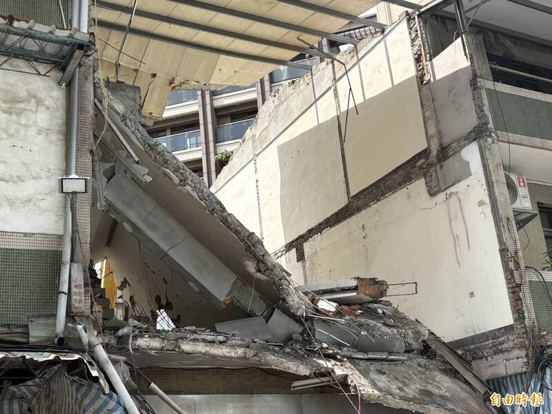 蘆洲工地鷹架倒塌波及住戶外牆  居民驚恐「像地震一樣大」