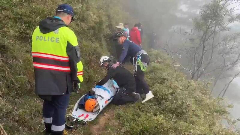 女登山客麟趾山健行不慎摔10多公尺深邊坡 警消救援近2小時送醫