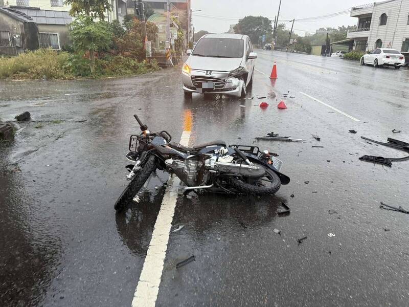 影像曝光！酒駕加天雨路滑失控  轎車逆向撞機車與休旅車