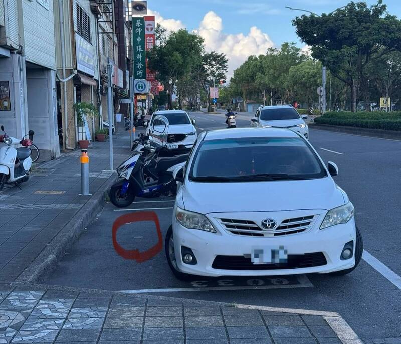 躲智慧停車柱？宜市路邊停車「停一半」惹議 最高罰1200元