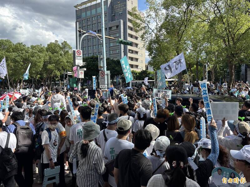 柯文哲交保》近千名「小草」夾道簇擁 柯走快半小時才上車