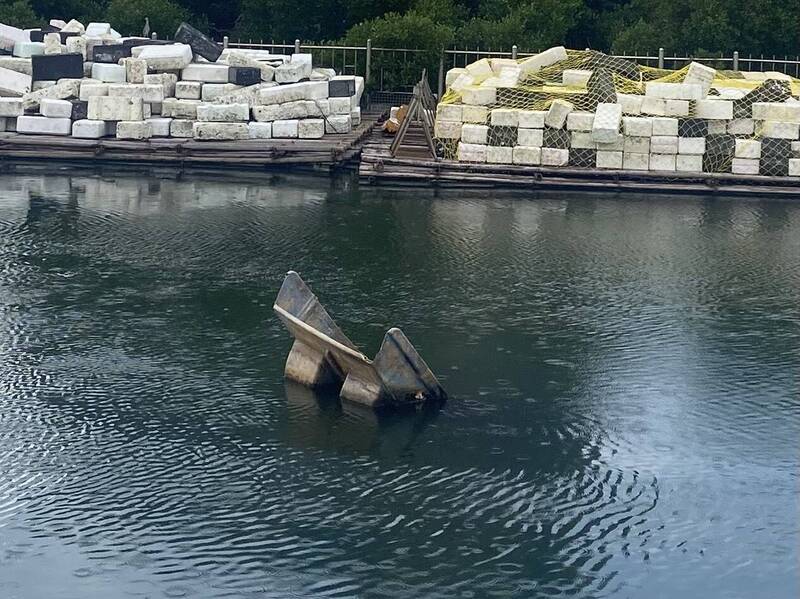 台南運河奇景！舢筏沈沒船尾浮出水面 2個月無人聞問