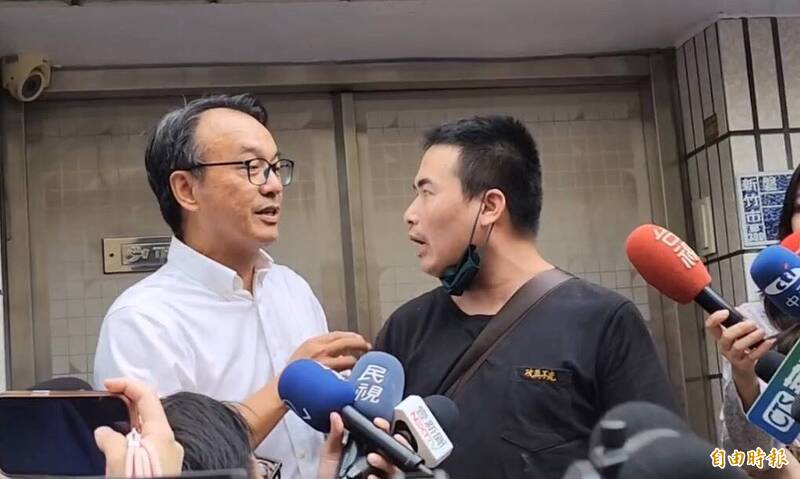 柯文哲返鄉探母 黑衣男鬧場撒冥紙問「對得起祖先嗎？」