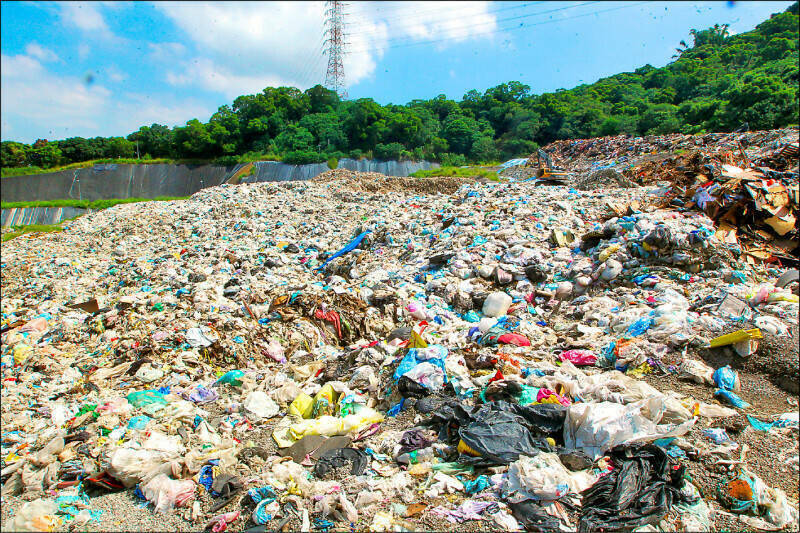 大里掩埋場34萬噸垃圾山沒處燒 中市環局：焚化爐歲修暫堆置