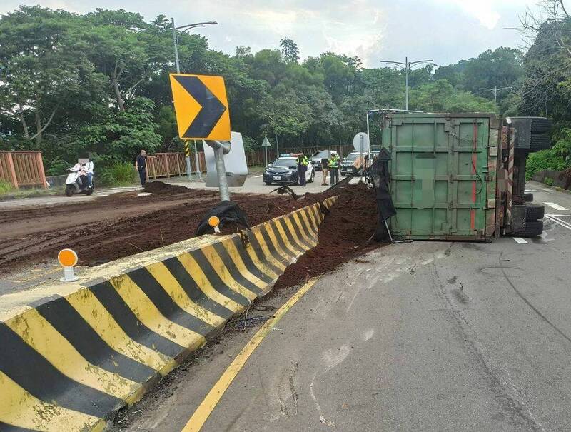 台中砂石車疑超載 下山翻覆司機送醫