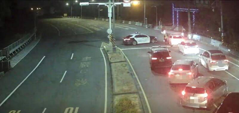 台15線20車車聚競速 桃警攔截查獲駕駛無照開「運兵車」