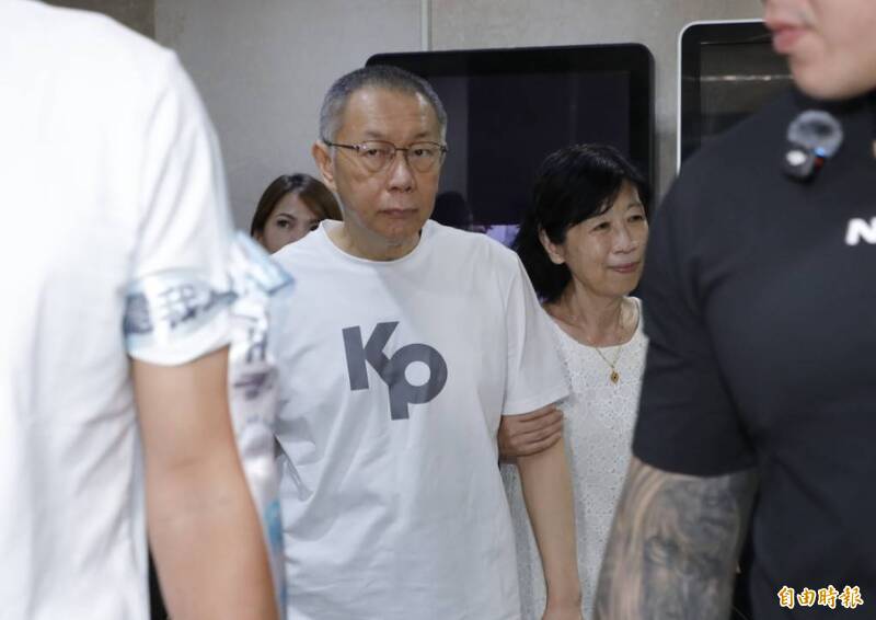 柯文哲交保  陳佩琪特攜艾草水讓丈夫淨身再換裝